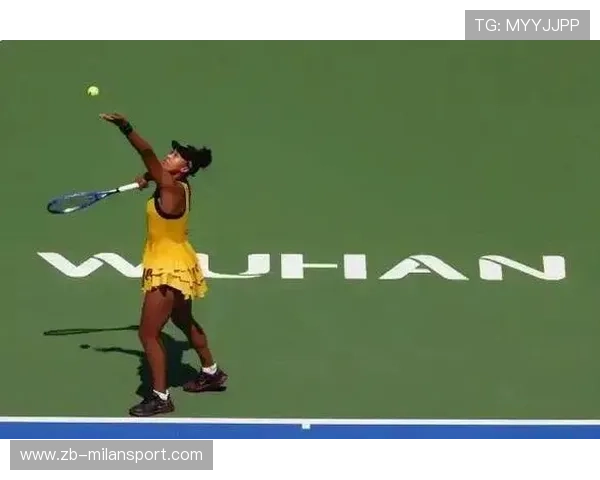 网球对手被逼到底线无法翻身