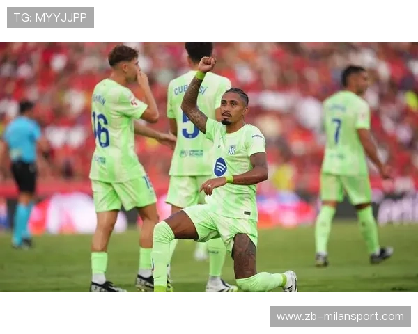 巴萨直塞精准找到拉菲尼亚，抽射一击致命